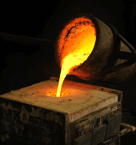 金属从钢包倒入脱模剂里 金属从钢包倒入脱模剂里